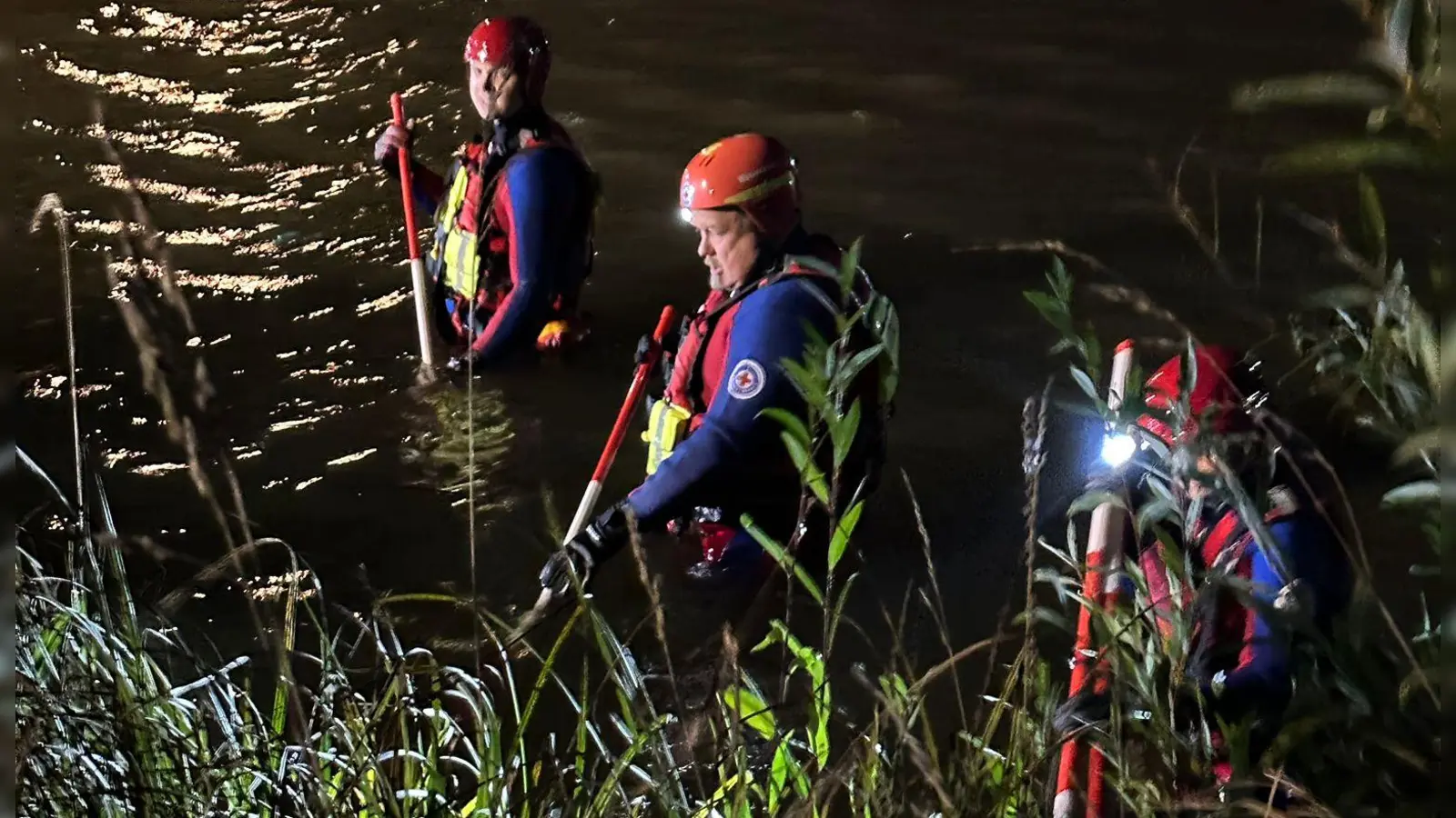 Mitglieder der Wasserwacht Feuchtwangen bei der Vermisstensuche im Rahmen der Einsatzgruppenübung mit THW, DLRG und Feuerwehren am Stausee bei Dorfgütingen. (Foto: Wasserwacht)