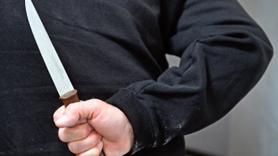 An einer Schnelldorfer Bushaltestelle soll ein 13-Jähriger mit einem Messer einen weiteren Jugendlichen verletzt haben. (Symbolbild: Anna Beigel)