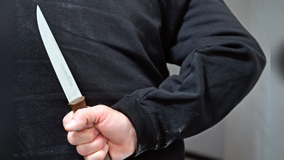 Mit einem Messer hat ein Unbekannter eine Gruppe Jugendlicher in Ansbach bedroht. Die Polizei ermittelt. (Symbolbild: Anna Beigel)