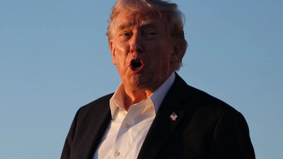 Trump setzt der EU eine Frist zur Umsetzung der Zollvereinbarung - und droht andernfalls mit höheren Zöllen. (Archivbild) (Foto: Matt Rourke/AP/dpa)