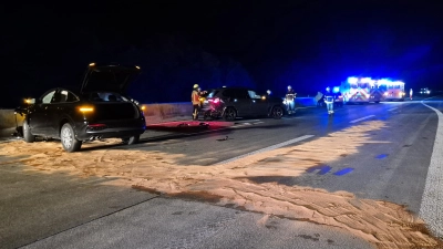 An der A7 im Landkreis Neustadt an der Aisch-Bad Windsheim hat sich am Dienstagabend ein schwerer Verkehrsunfall mit mehreren beteiligten Fahrzeugen ereignet. (Foto: NEWS5/Enrico Wohlgemuth)