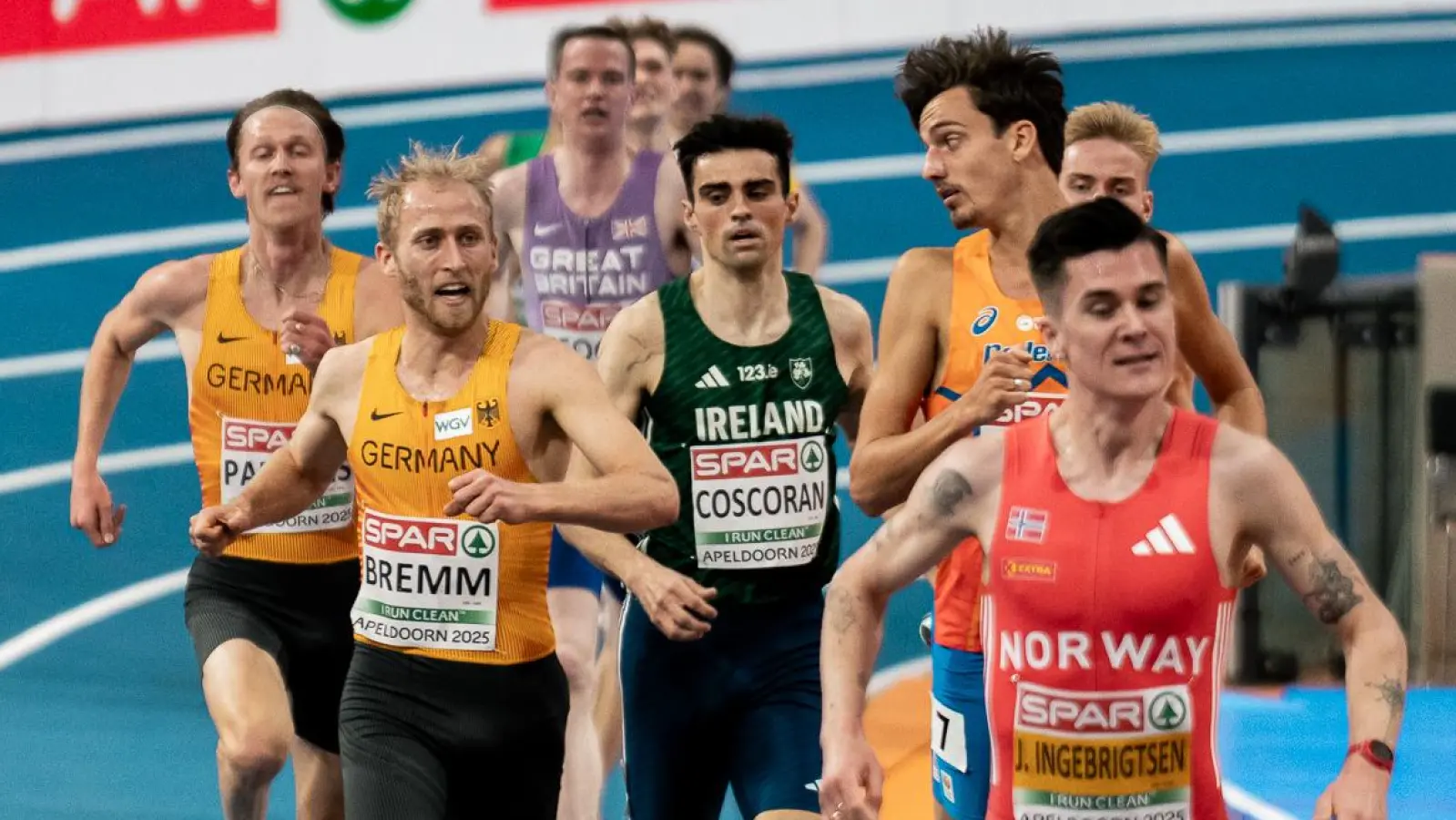 Die Weltspitze im Blick: Florian Bremm (Zweiter von links) taxiert bei der Hallen-Europameisterschaften den Norweger Jakub Ingebrigtsen (hier im Vorlauf). (Foto: Stefan Mayer)