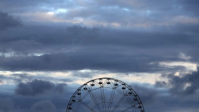 Der Mann stürzte bei Arbeiten an einem Riesenrad. (Symbolbild) (Foto: Karl-Josef Hildenbrand/dpa)
