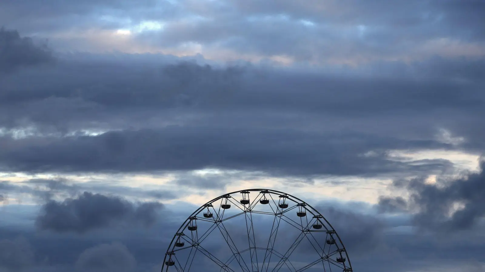 Der Mann stürzte bei Arbeiten an einem Riesenrad. (Symbolbild) (Foto: Karl-Josef Hildenbrand/dpa)