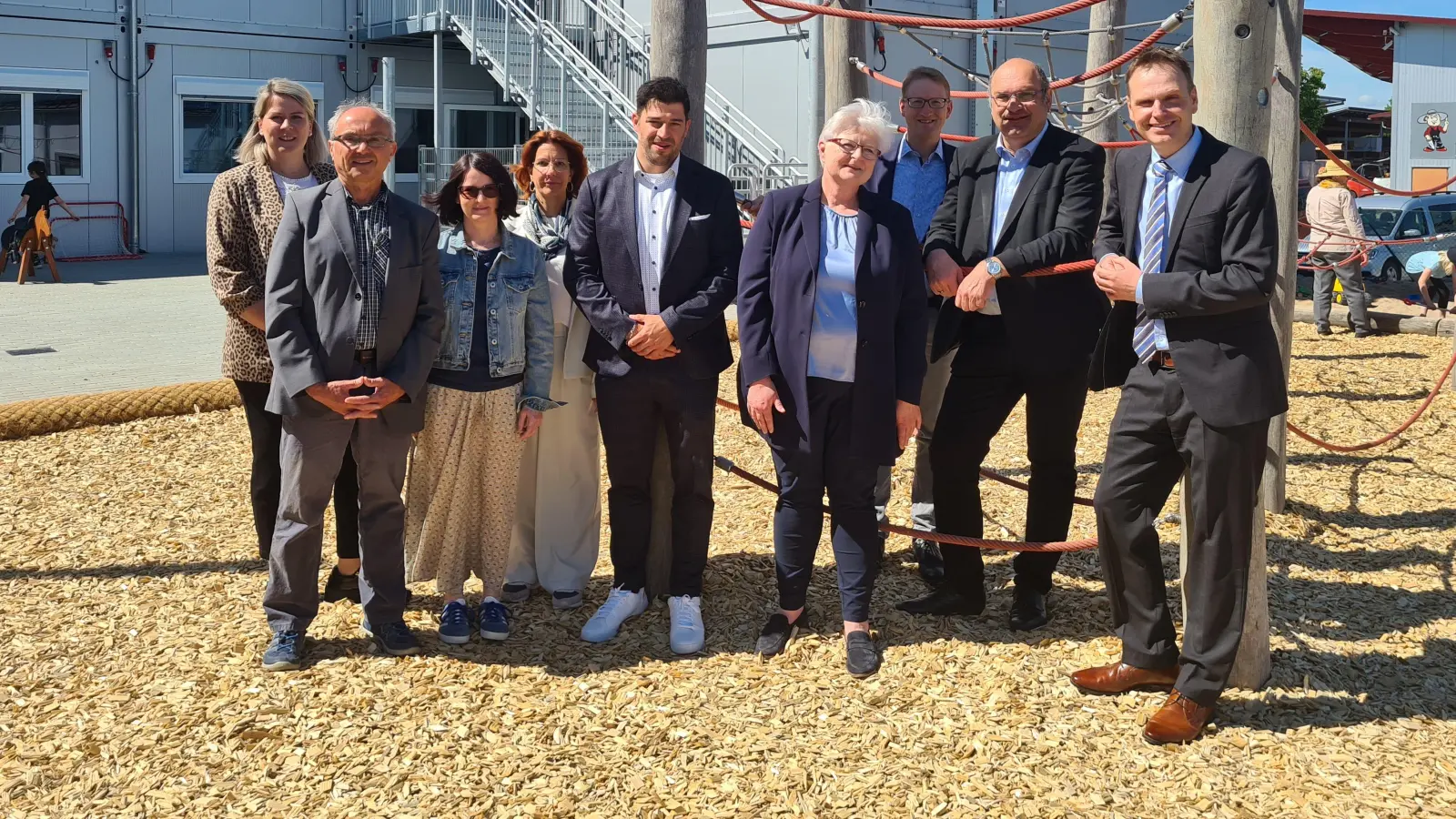 Freuen sich über die Übergangslösung für die Arche-Noah-Schule (von links): Carina Scherer, Harald Trabert, Susanne Kerschbaum, Gabriele Weidemann, Matthias Jung, Ursula Brecht, Max von Egidy, Frank Larsen sowie Dr. Christian von Dobschütz. (Foto: Anna Franck)