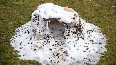 Auch die größten Bauwerke aus Schnee und Eis verlieren irgendwann den Kampf gegen milde Temperaturen. (Symbolbild) (Foto: Pia Bayer/dpa)