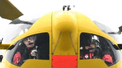 Ein Rettungshubschrauber des ADAC landet im Rahmen einer Pressevorführung vor dem Opernhaus und Landtag in Stuttgart. (Foto: Bernd Weißbrod/dpa/Archivbild)