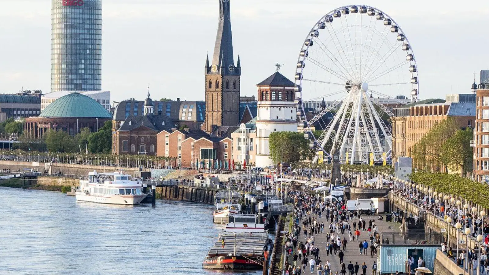 Lädt zu einem Spaziergang ein: die Düsseldorfer Rheinpromenade. (Foto: Marcel Kusch/dpa)