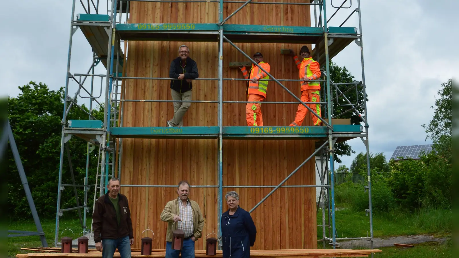 Besichtigten die Fortschritte beim Umbau der Trafostation in Herpersdorf: (unten von links) Hans Münich (stellvertretender Vorsitzender des Steigerwaldklubs), Thomas Reil (Vorsitzender) und Renate Weiß (Kassiererin). Auf dem Gerüst von links: Bürgermeister Peter Sendner sowie die Gemeindearbeiter Holger Neudert und Thomas Holzleitner. (Foto: Martina Hinkelmann)