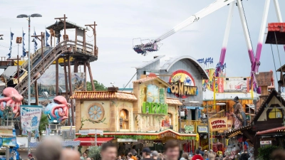 Am letzten Tag der Cranger Kirmes gab es einen Unfall, bei dem eine junge Frau verletzt wurde. (Archivbild) (Foto: Fabian Strauch/dpa)