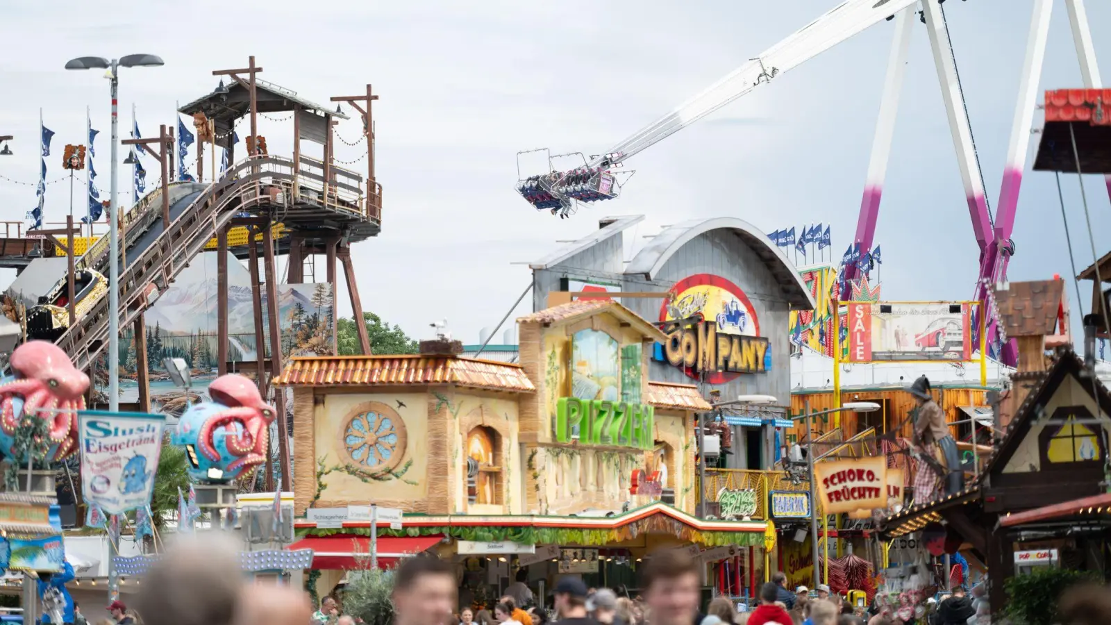 Am letzten Tag der Cranger Kirmes gab es einen Unfall, bei dem eine junge Frau verletzt wurde. (Archivbild) (Foto: Fabian Strauch/dpa)