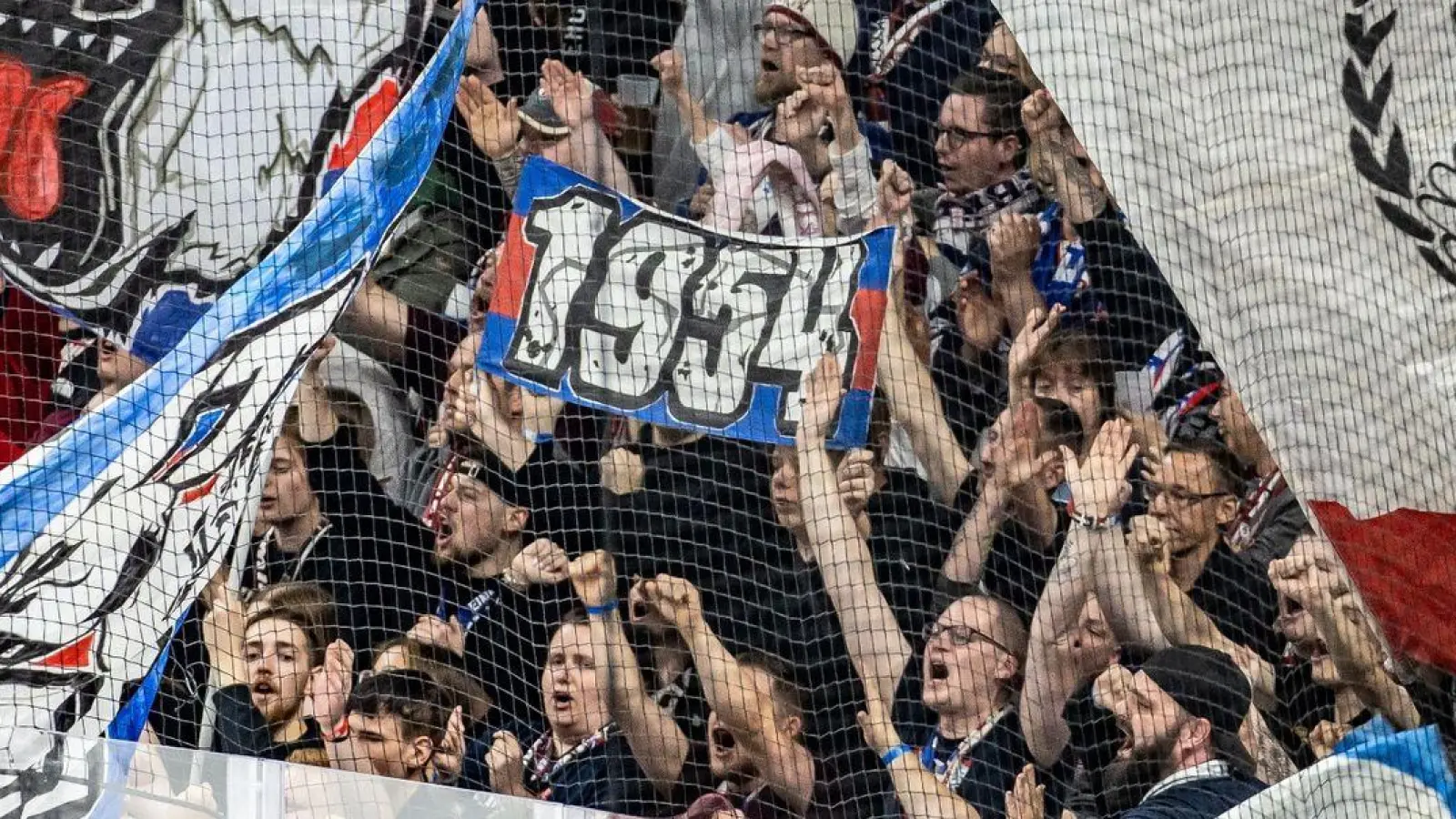 Grund zur Freude bei den Berliner Fans: Die Eisbären stehen unmittelbar vor ihrer zehnten Meisterschaft. (Foto: Andreas Gora/dpa)