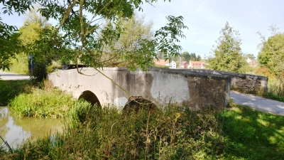 Die Natursteinbrücke in Altentrüdingen steht unter Denkmalschutz und wird nun instand gesetzt. Der Stadtrat vergab die erforderlichen Bauarbeiten, wobei die Angebotssummen deutlich unter den Kostenberechnungen geblieben sind. (Foto: Peter Tippl)