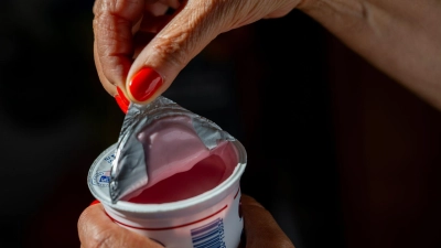 MHD ist überschritten? Dennoch kann der Joghurt noch in Ordnung sein.  (Foto: Zacharie Scheurer/dpa-tmn)