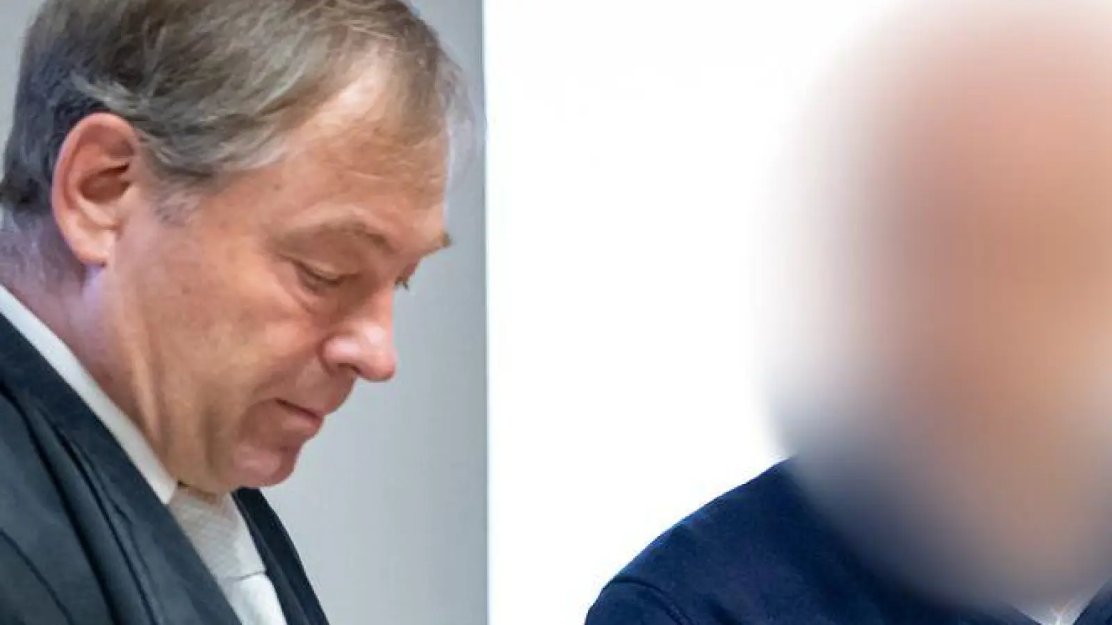 Der angeklagte ehemalige Bankangestellte, hier neben seinem Anwalt, räumte die ihm vorgeworfenen Betrugstaten vor Gericht weitgehend ein.  (Foto: Daniel Karmann/dpa)