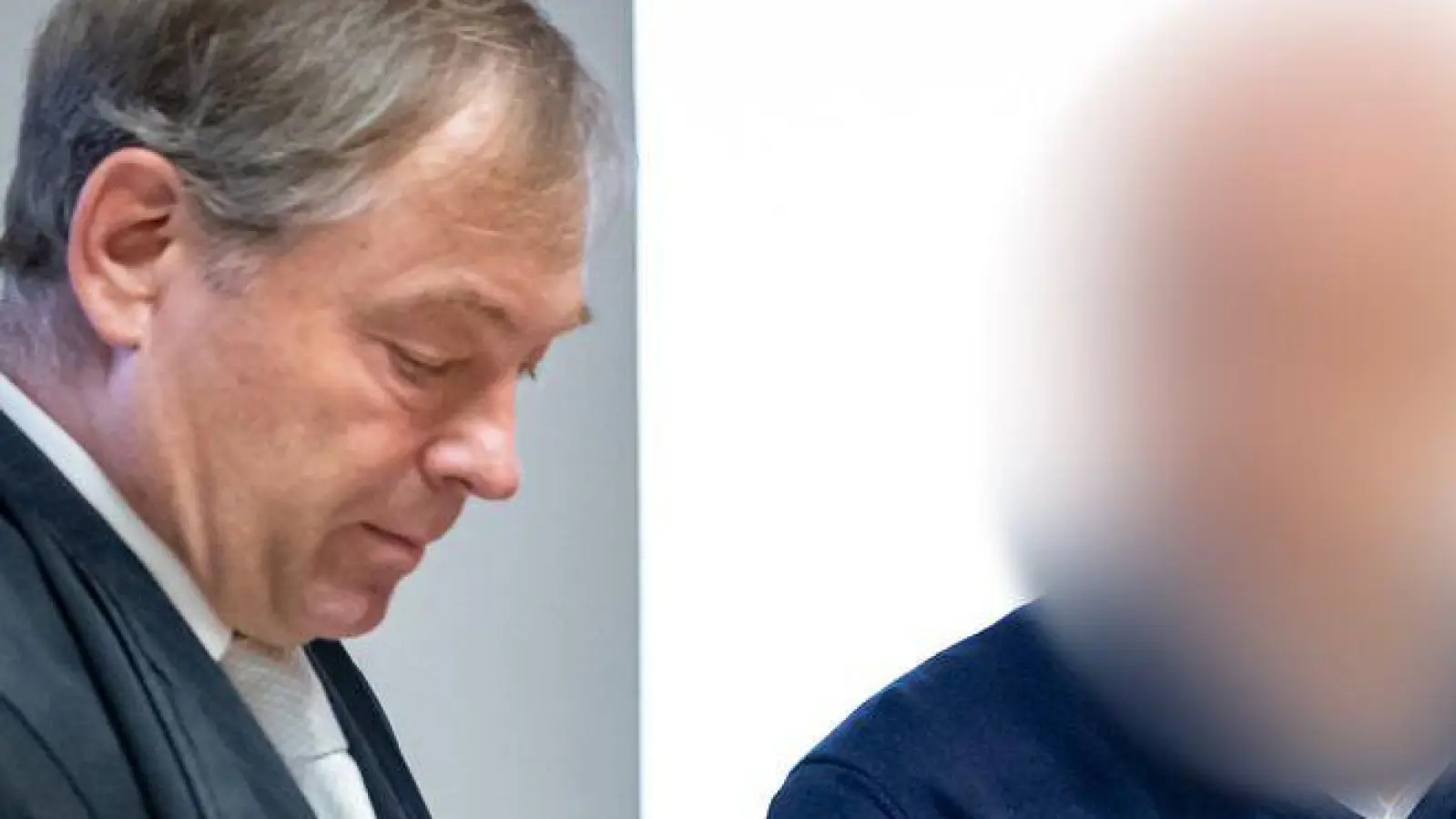 Der angeklagte ehemalige Bankangestellte, hier neben seinem Anwalt, räumte die ihm vorgeworfenen Betrugstaten vor Gericht weitgehend ein.  (Foto: Daniel Karmann/dpa)
