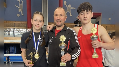 Isabell Dezel, die Bayerische Meisterin im Federgewicht, Trainer Igor Krotter und Jonathan Dezel, der Bayerische Meister im Halbmittelgewicht (von links). (Foto: Darius Irimie)