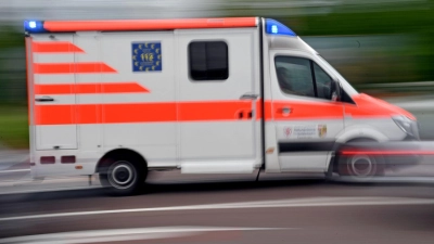 Alle vier Männer kamen ins Krankenhaus. (Symbolbild) (Foto: Hendrik Schmidt/dpa-Zentralbild/dpa)