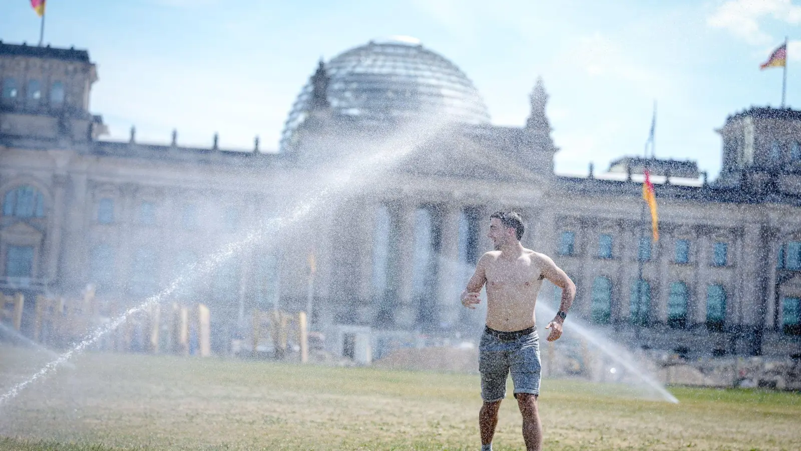 Coole Orte hat Deutschland viele, nicht nur unter dem Rasensprenger am Reichstag. (Foto: Kay Nietfeld/dpa)