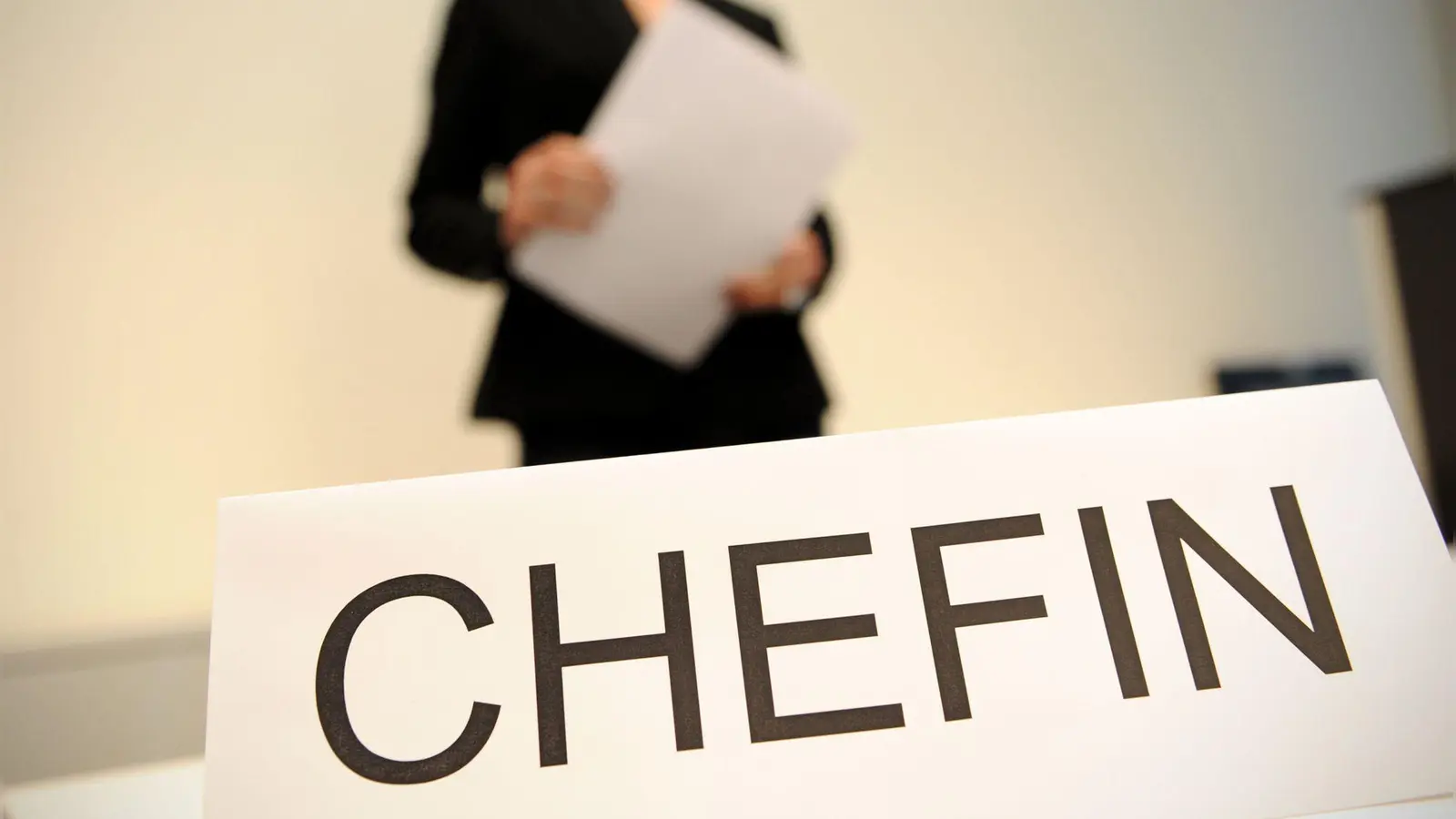 Der Frauenanteil auf Vorstandsposten der 160 börsennotierten deutschen Unternehmen stagniert nach einem Bericht der Allbright-Stiftung auf niedrigem Niveau. (Symbolbild) (Foto: Jan-Philipp Strobel/dpa)