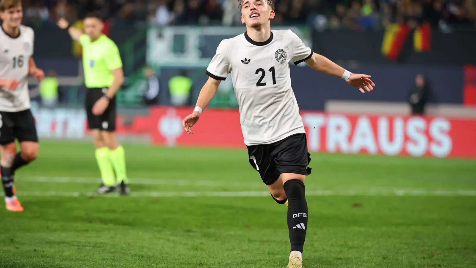 Lennart Karl trifft bei Debüt - singen will er offenbar nicht. (Foto: Daniel Karmann/dpa)