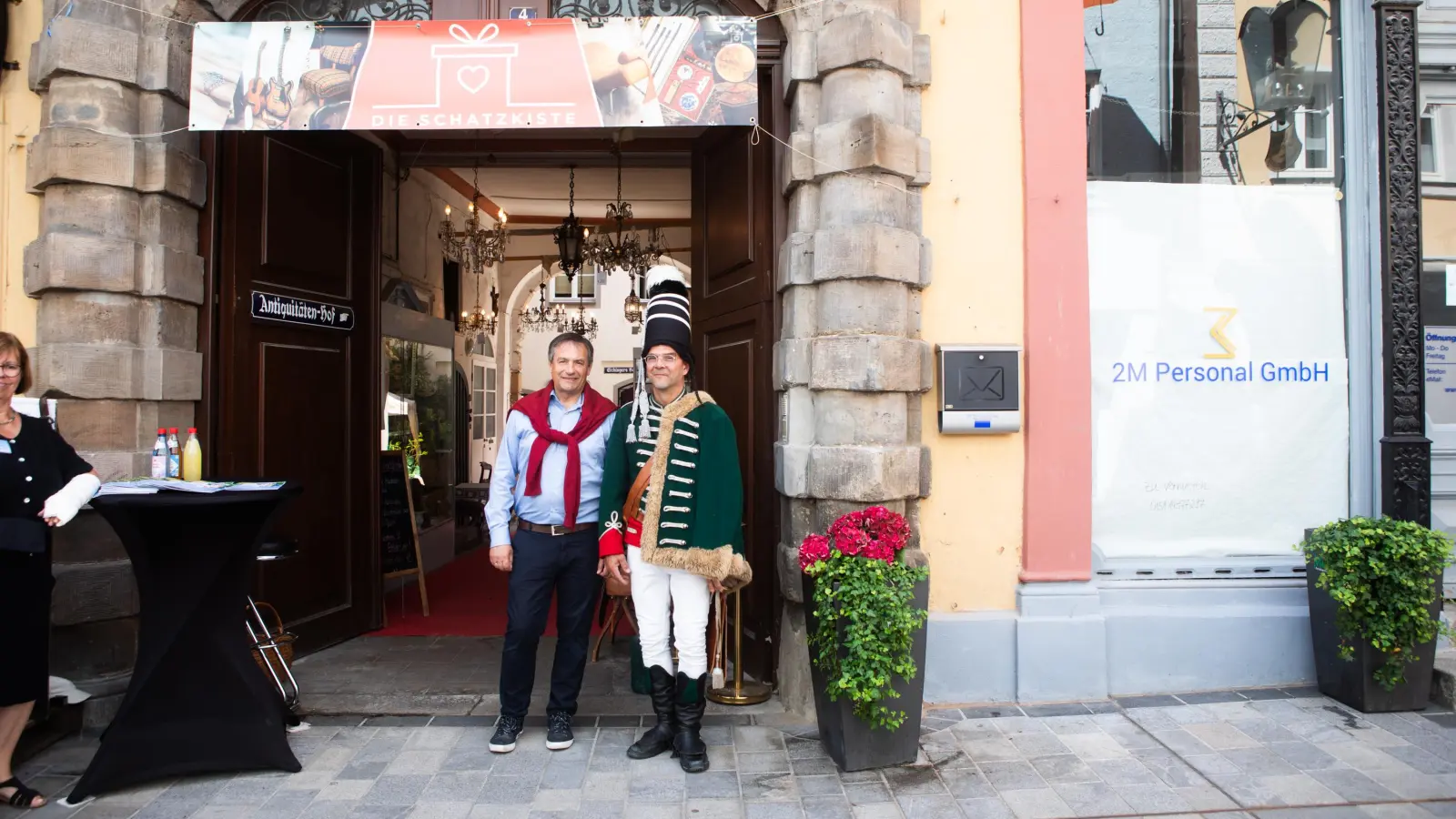 Kunsthistoriker Christian Eichinger präsentiert sich mit einem Darsteller der Rokoko-Festspiele vor seinem Antiquitätengeschäft in der Neustadt, das früher die markgräfliche Posthalterei war. (Foto: Evi Lemberger)
