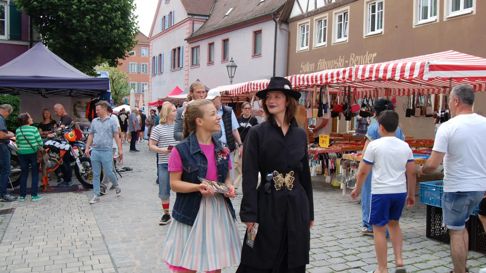 Auch Darstellerinnen der Kreuzgangspiele waren unterwegs. (Foto: Markus Weinzierl)
