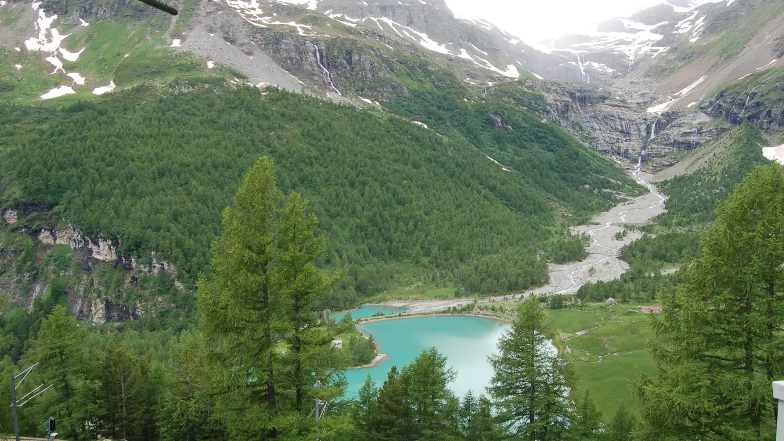 Die Fahrt mit dem Bernina Express auf dem Weg nach Stresa am Lago Maggiore bietet beeindruckende Aussicht auf türkise Bergseeen. (Foto: Christa Frühwald)