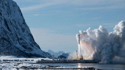 Der Teststart der „Spectrum“-Rakete des deutschen Herstellers Isar Aerospace im März. Das Unternehmen hat die Testphase seiner Rakete noch nicht abgeschlossen, aber bereits kommerzielle Aufträge im Buch. (Archivbild) (Foto: -/Isar Aerospace/dpa)