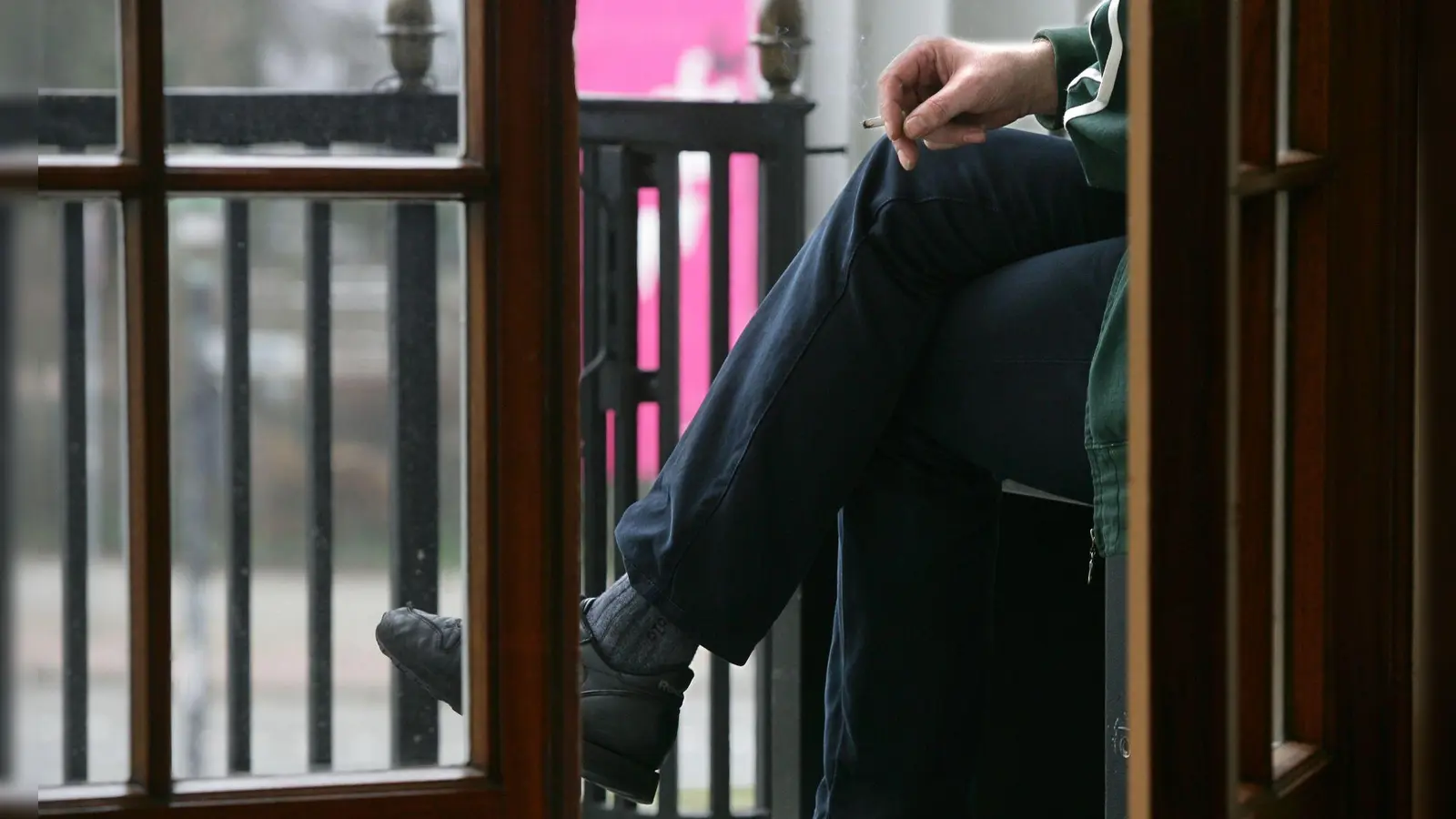 Auf dem Balkon rauchen? Fühlen sich Nachbarn davon zurecht gestört, können dem Raucher zum Beispiel zeitliche Grenzen gesteckt werden.  (Foto: Ingo Wagner/dpa/dpa-tmn)