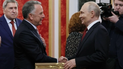 Der US-Unterhändler Steve Witkoff will bei einem neuen Besuch in St. Petersburg Kremlchef Wladimir Putin neue Vorschläge für eine Friedenslösung im russischen Angriffskrieg gegen die Ukraine unterbreiten. (Archivbild) (Foto: Mikhail Metzel/Pool Sputnik Kremlin/AP/dpa)