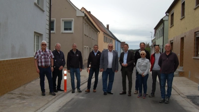 Beim Pressetermin freuten sich Vertreter der Gemeinde, des Landkreises sowie des Ingenieurbüros und der Baufirma über die Fertigstellung der Bahnhofstraße. (Foto: Markus Weinzierl)