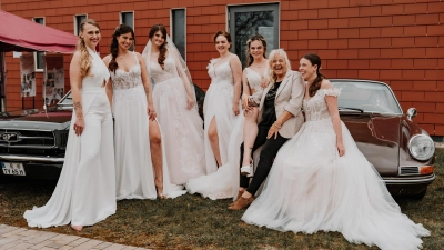 Im Außenbereich warten Hochzeitsautos zum Bestaunen und Probesitzen sowie zusätzliche Lifestyle- und Erlebnisstände. (Foto: Fotostudio SL PhotoDesign)