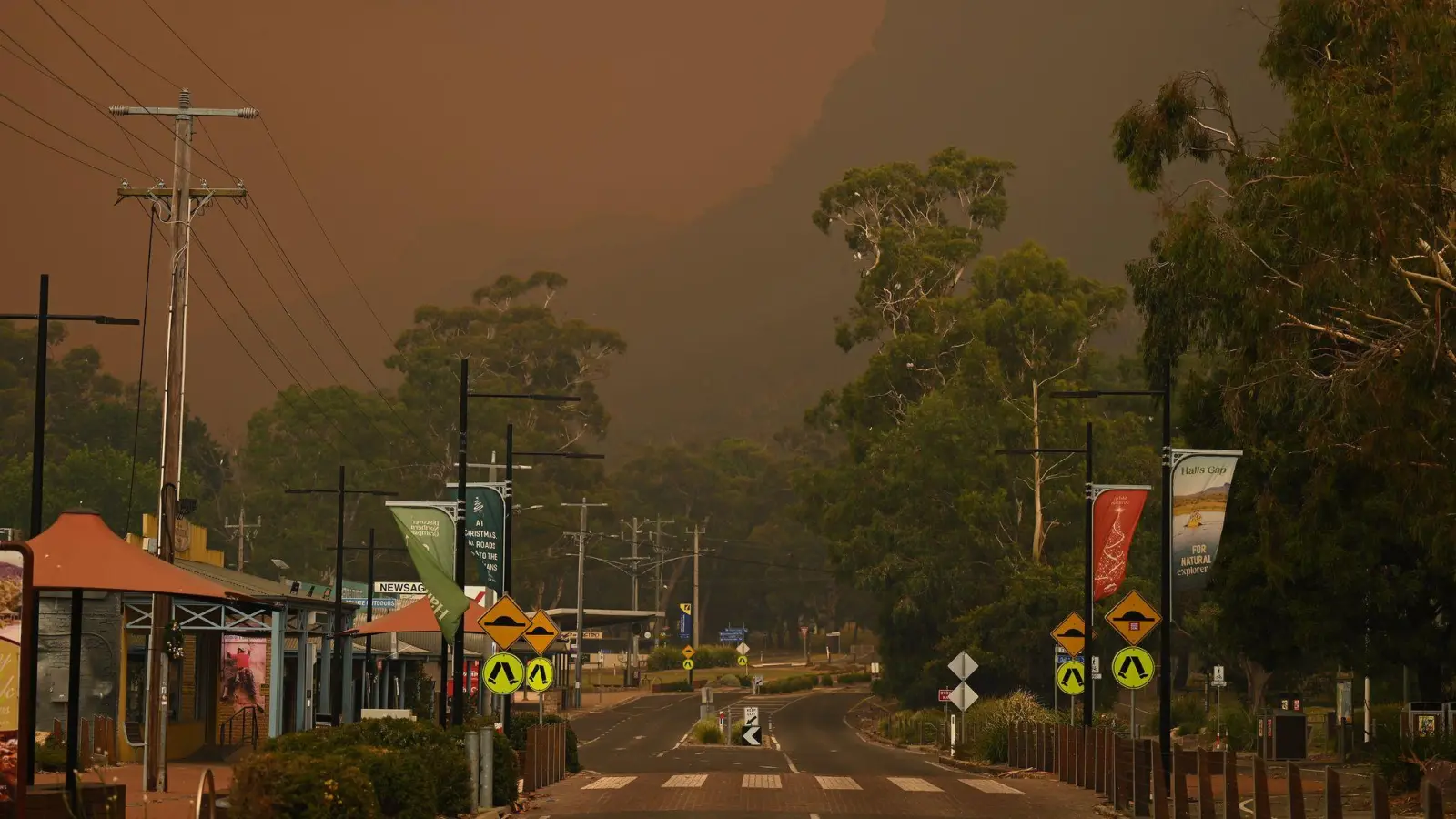 Feuerwehrleute kämpfen seit Tagen gegen Waldbrände im Südosten Australiens. (Foto: James Ross/AAP/dpa)