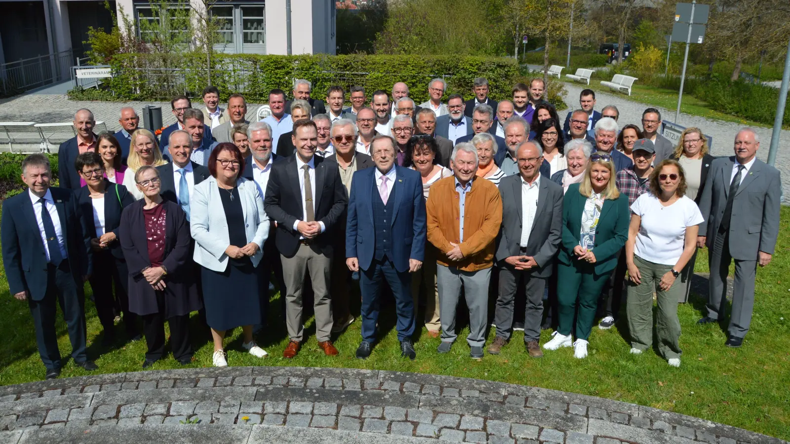 In dieser Besetzung tagte der Kreistag gestern zum letzten Mal, so dass Landrat Dr. Christian von Dobschütz noch zu einem Erinnerungsfoto gebeten hatte.  (Foto: Patrick Lauer)