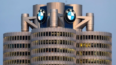 Für BMW läuft es trotz der aktuellen Krise der deutschen Autoindustrie bisher besser als bei der Konkurrenz. (Archivbild) (Foto: Peter Kneffel/dpa)