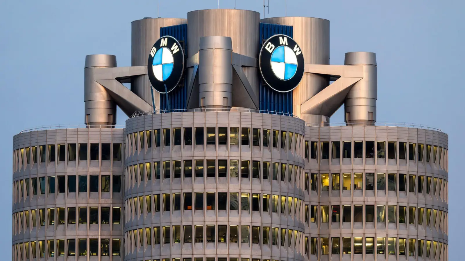 Für BMW läuft es trotz der aktuellen Krise der deutschen Autoindustrie bisher besser als bei der Konkurrenz. (Archivbild) (Foto: Peter Kneffel/dpa)