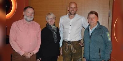 Die Vorstandsmitglieder der Freien Wähler Neustadts, Thomas Baumer (links) Kerstin Rauner und Reinhard Wendel (rechts) stellten sich mit ihrem Bürgermeisterkandidaten Harald Haag nach der Nominierung zum Foto.  (Foto: Patrick Lauer )