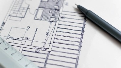 Klare Abstimmung mit Architekten und Behörden verhindert teure Planungsfehler beim Bauen. (Foto: Pexels)