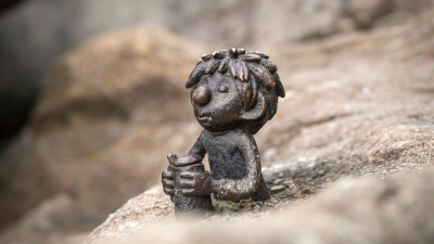 Eine Bronzefigur des Kobolds - mit Bierkrug - ziert den monumentalen Wittelsbacher Brunnen in der Innenstadt. (Foto: Peter Kneffel/dpa)