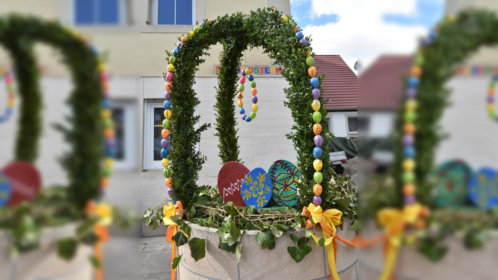 Der Osterbrunnen in Obersteinbach bei Markt Taschendorf im Landkreis Neustadt/Aisch-Bad Windsheim besticht durch extra große Eier (Foto: Anita Dlugoß)