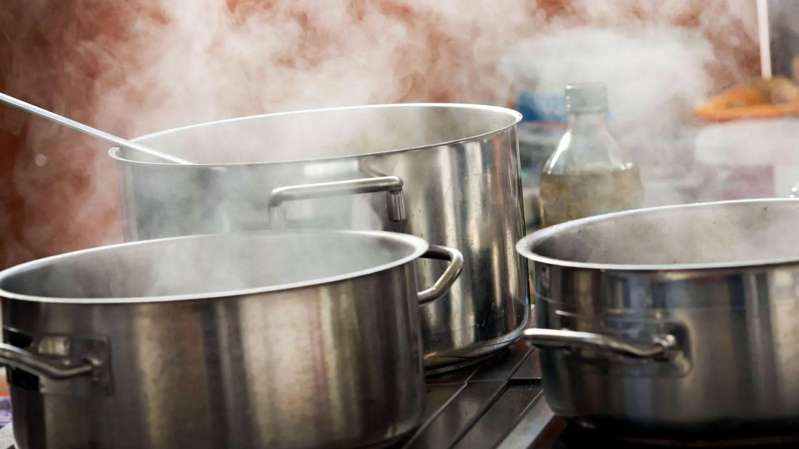 Wenn es aus Töpfen nur dampft, ist es in Ordnung. In einer Wohnung in Rothenburg lief eine Kochaktivität jetzt aber aus dem Ruder, was einen Feuerwehreinsatz nach sich zog. (Foto: Jens Büttner/dpa/dpa-tmn)