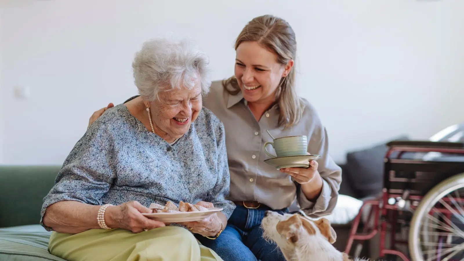 Selbstfürsorge nützt doppelt: Wer als pflegender Angehöriger gut auf sich selbst aufpasst, hat Energie, um für die pflegebedürftige Person da zu sein.  (Foto: Halfpoint/Westend61/dpa-tmn)