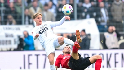 Thore Jacobsen (l) vom SV Elversberg und Ivan Prtajin vom SV Wehen Wiesbaden im Zweikampf. (Foto: Silas Schueller/DeFodi Images/dpa/Archivbild)