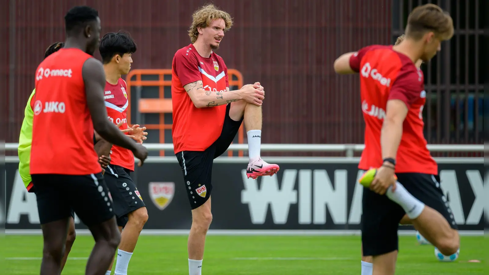 Stuttgarts Neuzugang Nick Woltemade (M) beim Training auf dem Platz. (Foto: Marco Wolf/dpa)