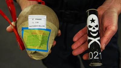 Illegale Feuerwerkskörper können schwere oder sogar tödliche Verletzungen verursachen (Archivbild). (Foto: Andreas Arnold/dpa)