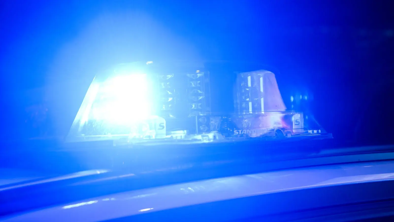 Am Ende des Einsatzes blieb für die Polizei nur, den Betrunkenen nach Hause zu bringen.  (Symbolbild: Julian Stratenschulte/dpa)