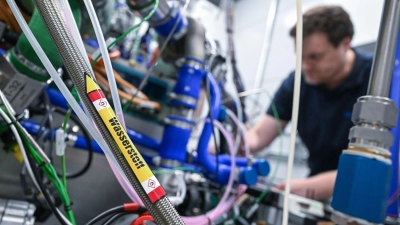 Ein Mitarbeiter des Automobilzulieferers Mahle arbeitet am Stammsitz in Stuttgart an einer Test-Brennstoffzelle. (Foto: Bernd Weißbrod/dpa)