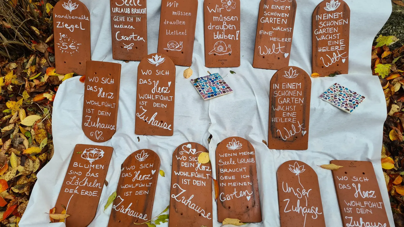 Beim Herbstmarkt wurde eine breite Palette selbst gestalteter Produkte angeboten. Unter anderem diese Tonziegel mit humorvollen Sprüchen. (Foto: Margit Schwandt)