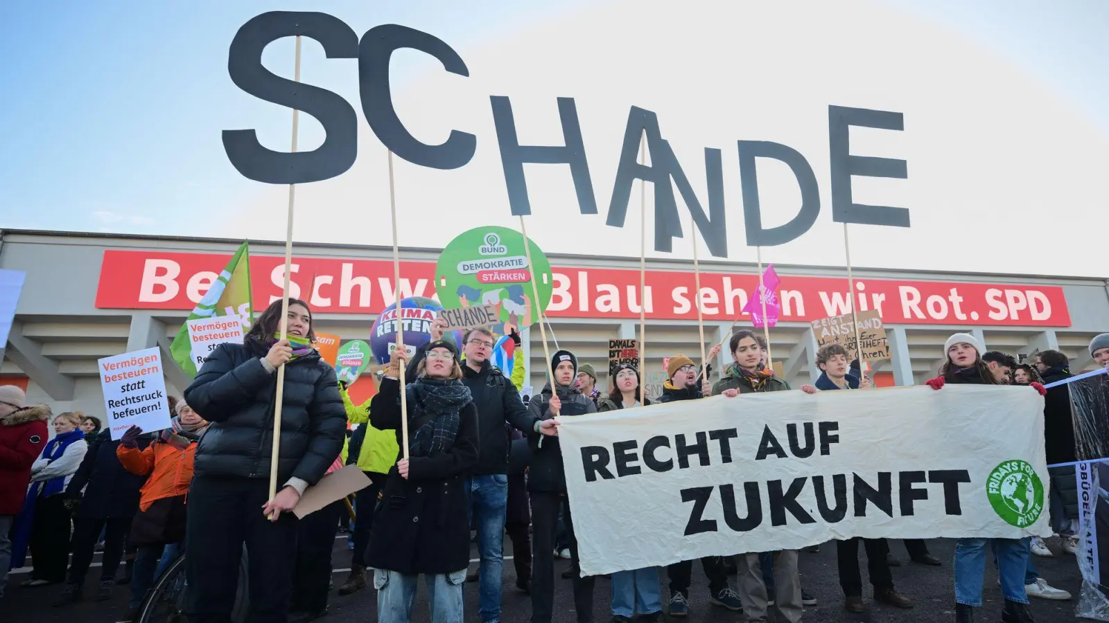 Zum Parteitag demonstrieren mehrere Menschen vor dem Gebäude.  (Foto: Sebastian Christoph Gollnow/dpa)